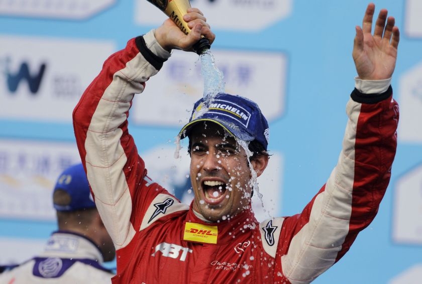 Di Grassi wins first ever ePrix after last corner crash