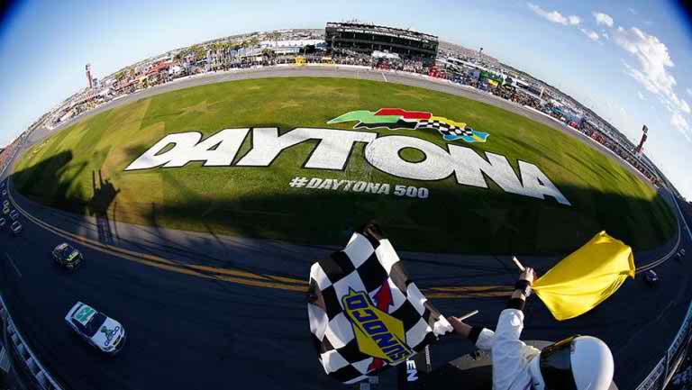 Hamlin wins closest Daytona 500 in history
