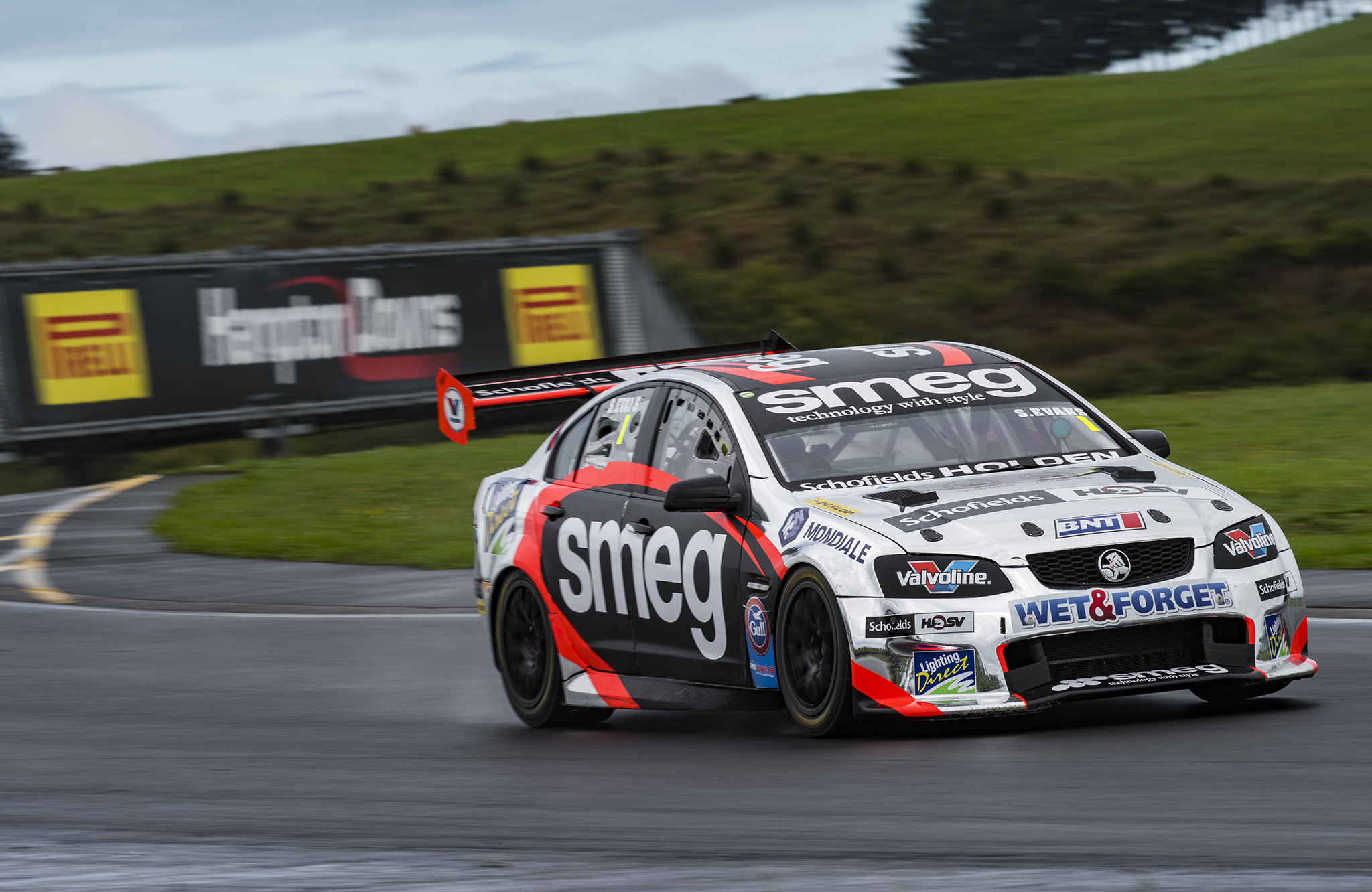 Evans and MacDonald Take Wins and Titles at Hampton Downs